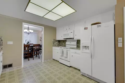 Kitchen - 2851 Royal Palm Way, Carmichael, CA 95608 photo 2 of 6