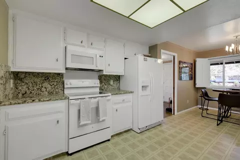 Kitchen - 2851 Royal Palm Way, Carmichael, CA 95608 photo 4 of 6