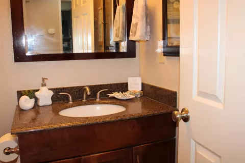 Bath - 1637 Carlisle Ave, Modesto, CA 95356 photo 2 of 4