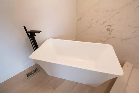 Bath - 606 Hartley Dr, Modesto, CA 95356 photo 5 of 16