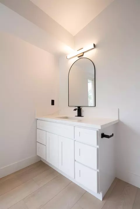Bath - 606 Hartley Dr, Modesto, CA 95356 photo 13 of 16