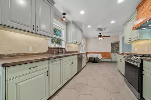 Kitchen - 2988 Spring Hill Dr, San Andreas, CA 95249 photo 4 of 7