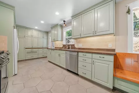 Kitchen - 2988 Spring Hill Dr, San Andreas, CA 95249 photo 2 of 7