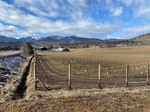 Exterior - 739 E Oberlin Rd, Yreka, CA 96097 photo 3 of 3