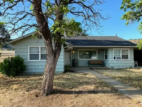 Exterior - 739 E Oberlin Rd, Yreka, CA 96097 photo 1 of 3