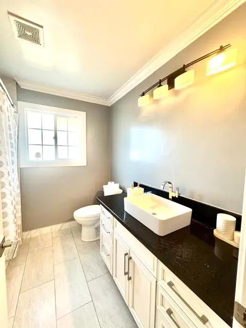 Bath - 4448 Hackberry Ln, Carmichael, CA 95608 photo 2 of 6