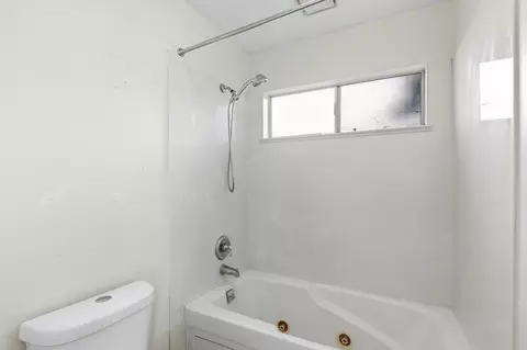 Bath - 1460 Ridgecrest Dr, Manteca, CA 95336 photo 2 of 3