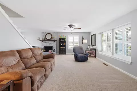 Living - 749 Nancy Dr, Ripon, CA 95366 photo 2 of 3