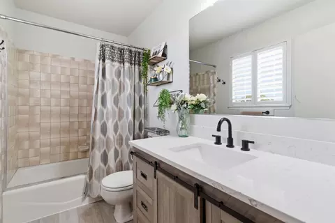 Bath - 749 Nancy Dr, Ripon, CA 95366 photo 2 of 5
