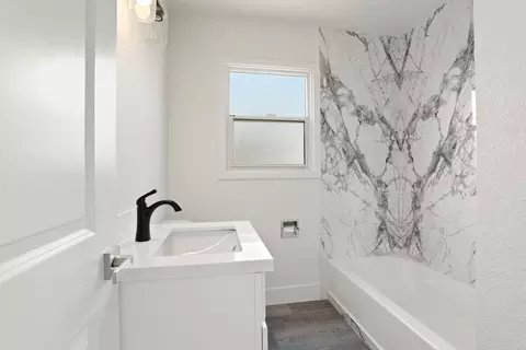Bath - 525 Eureka Ave, Lodi, CA 95240 photo 1 of 2