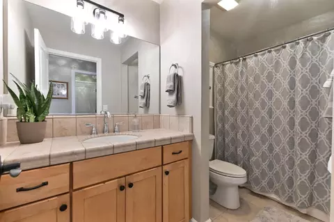 Bath - 105 Fieldstone Dr, Murphys, CA 95247 photo 9 of 10