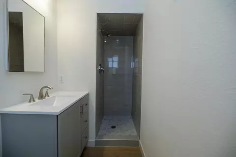 Bath - 408 Ryan Ave, Modesto, CA 95350 photo 2 of 3