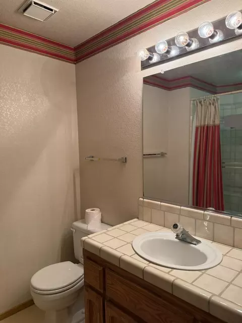 Bath - 2056 Elwin Way, Modesto, CA 95350 photo 4 of 5