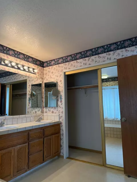 Bath - 2056 Elwin Way, Modesto, CA 95350 photo 3 of 5