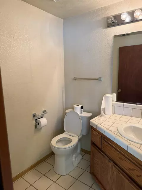 Bath - 2056 Elwin Way, Modesto, CA 95350 photo 1 of 5