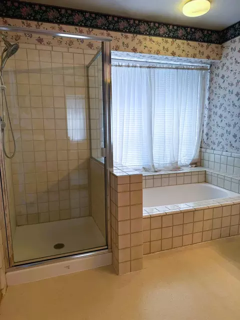 Bath - 2056 Elwin Way, Modesto, CA 95350 photo 2 of 5