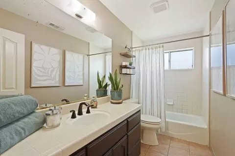 Bath - 236 Creekview Ln, Wallace, CA 95254 photo 2 of 4