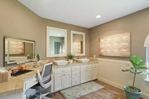 Bath - 236 Creekview Ln, Wallace, CA 95254 photo 3 of 4
