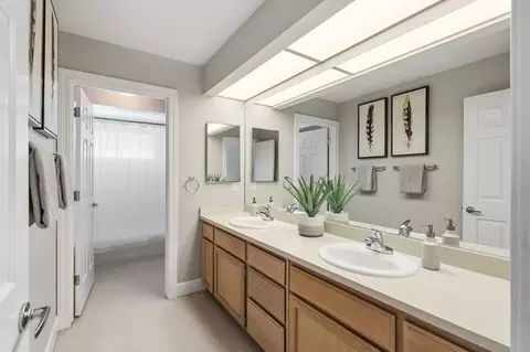 Bath - 819 Falcon Ave, Davis, CA 95616 photo 3 of 7