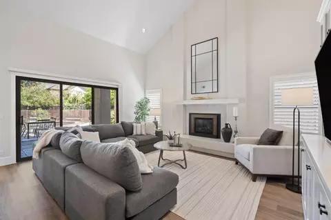 Living - 819 Falcon Ave, Davis, CA 95616 photo 3 of 4