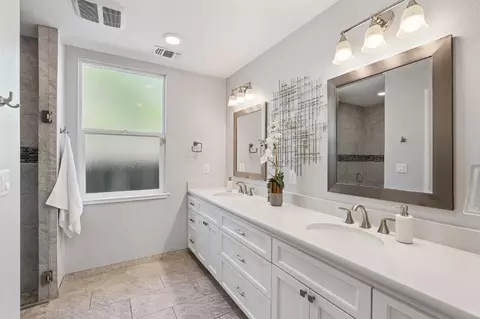 Bath - 819 Falcon Ave, Davis, CA 95616 photo 5 of 7