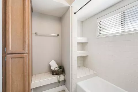 Bath - 819 Falcon Ave, Davis, CA 95616 photo 4 of 7