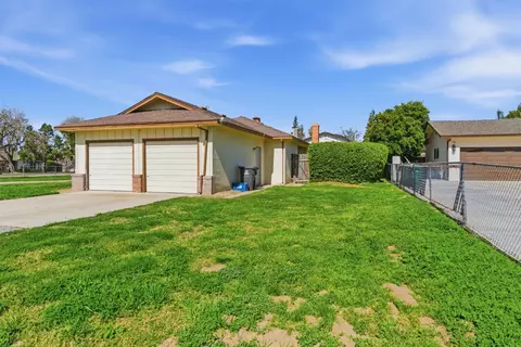Exterior - 16590 S Austin Rd, Manteca, CA 95336 photo 9 of 11