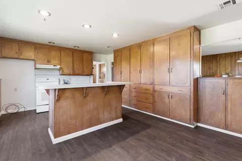 Kitchen - 16590 S Austin Rd, Manteca, CA 95336 photo 4 of 5