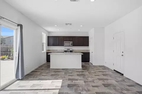 Entry Way - 3108 Bridgestone Ln, Modesto, CA 95355 photo 2 of 6