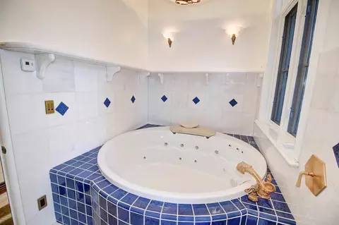 Bath - 4434 Mapel Ln, Carmichael, CA 95608 photo 5 of 8