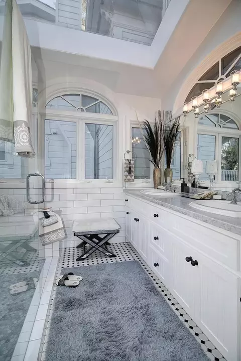 Bath - 4434 Mapel Ln, Carmichael, CA 95608 photo 4 of 8