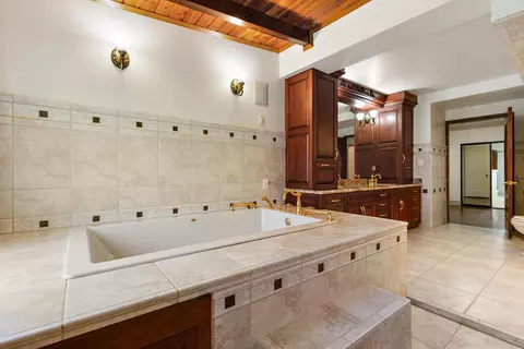 Bath - 2940 Garfield Ave, Carmichael, CA 95608 photo 3 of 9