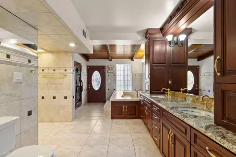 Bath - 2940 Garfield Ave, Carmichael, CA 95608 photo 2 of 9