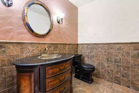 Bath - 2940 Garfield Ave, Carmichael, CA 95608 photo 1 of 9