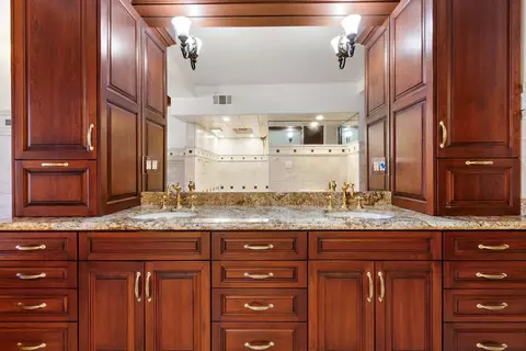Bath - 2940 Garfield Ave, Carmichael, CA 95608 photo 4 of 9