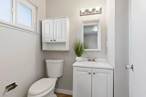 Bath - 900 Snead Dr, Modesto, CA 95351 photo 2 of 3