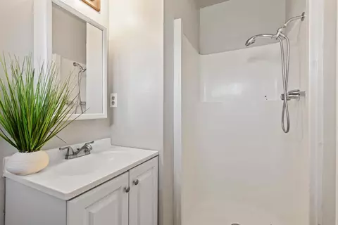 Bath - 900 Snead Dr, Modesto, CA 95351 photo 3 of 3