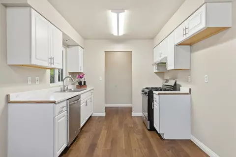 Entry Way - 900 Snead Dr, Modesto, CA 95351 photo 1 of 3