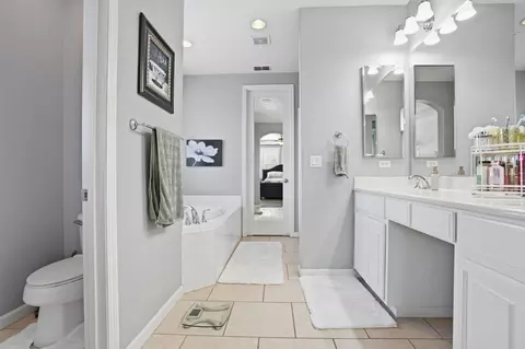Bath - 2305 Paper Bark Ct, Modesto, CA 95355 photo 3 of 4