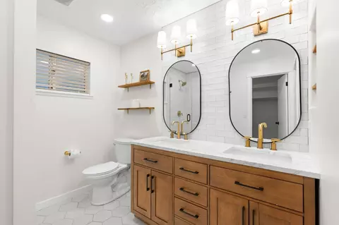 Bath - 2965 Marco Way, Carmichael, CA 95608 photo 4 of 5