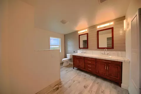 Bath - 17164 Keyes Rd, Snelling, CA 95369 photo 1 of 6