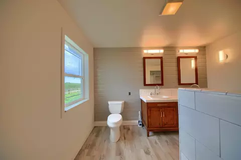 Bath - 17164 Keyes Rd, Snelling, CA 95369 photo 3 of 6