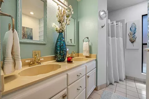 Bath - 3712 Corte Madera Ave, Modesto, CA 95356 photo 2 of 3
