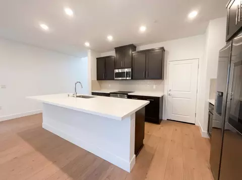 441 N Paso Robles Dr, Tracy, CA 95391 photo 2