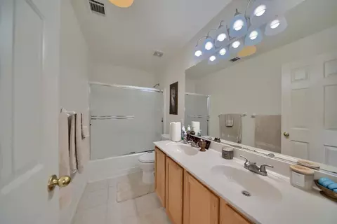 Bath - 433 Sanderling Dr, Patterson, CA 95363 photo 2 of 5
