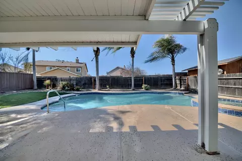 Exterior - 433 Sanderling Dr, Patterson, CA 95363 photo 6 of 12