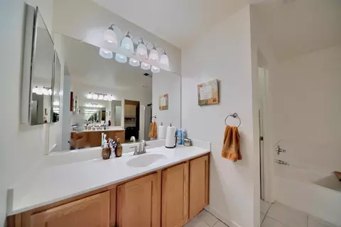 Bath - 433 Sanderling Dr, Patterson, CA 95363 photo 4 of 5