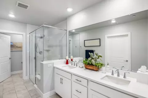 Bath - 1661 Spring St #433, Davis, CA 95616 photo 3 of 6