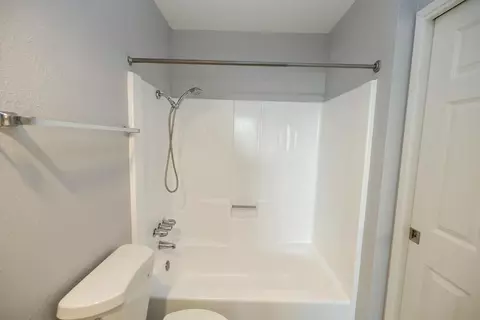 Bath - 1313 Floyd Ave #122, Modesto, CA 95355 photo 2 of 2