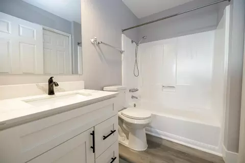 Bath - 1313 Floyd Ave #122, Modesto, CA 95355 photo 1 of 2